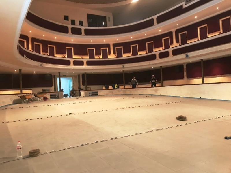 &Uacute;ltims treballs a la sala del teatre del Casal Agramunt&iacute;