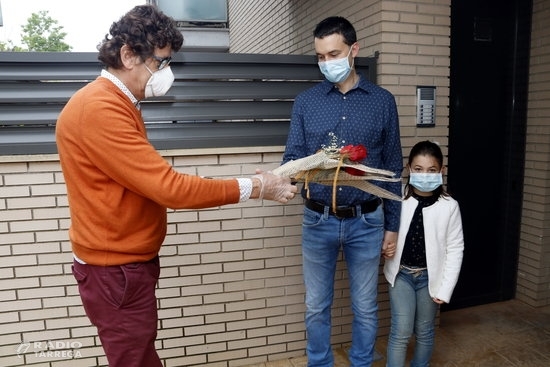 Una floristeria de Tàrrega reparteix 400 roses a domicili, el 10% d’una Diada normal