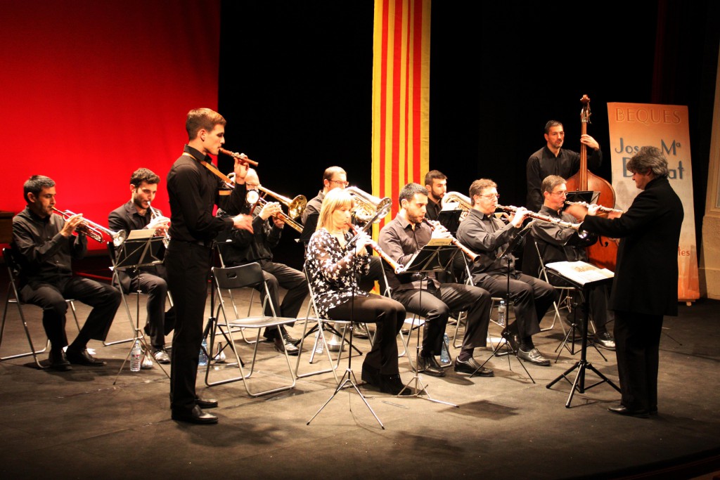 2 El guanyador tocant amb la Bellpuig Cobla