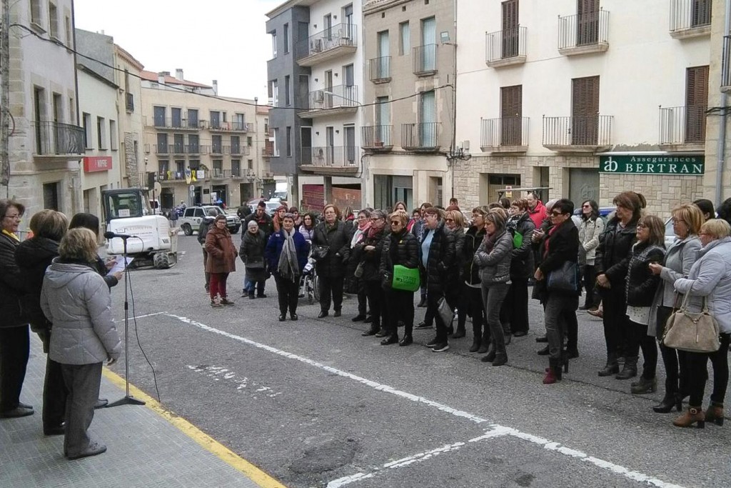Acte Dia Internacional de les Dones a Bellpuig Concentració davant l'Ajuntament