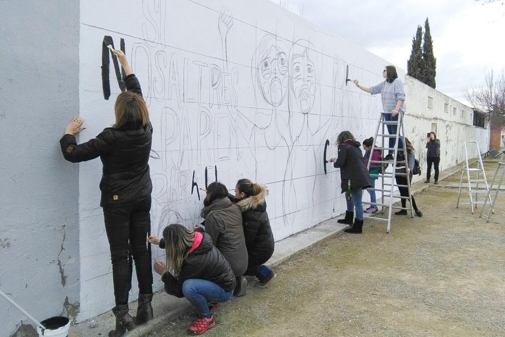 Acte Dia Internacional de les Dones a Bellpuig Realització d'un Mural