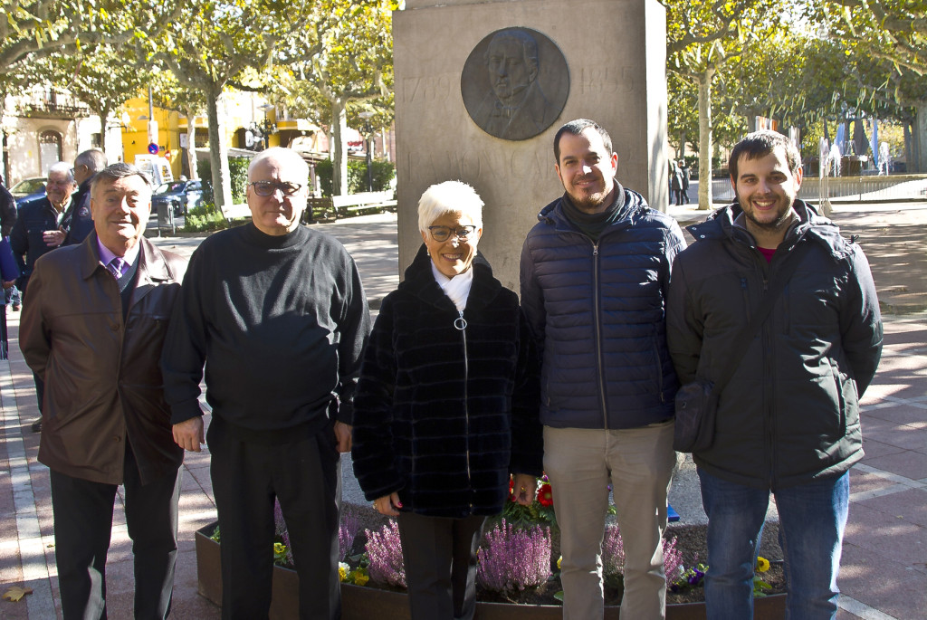 Acte davant el monument a Ramon Carnicer · Foto Josep Maria Martí Carnicer