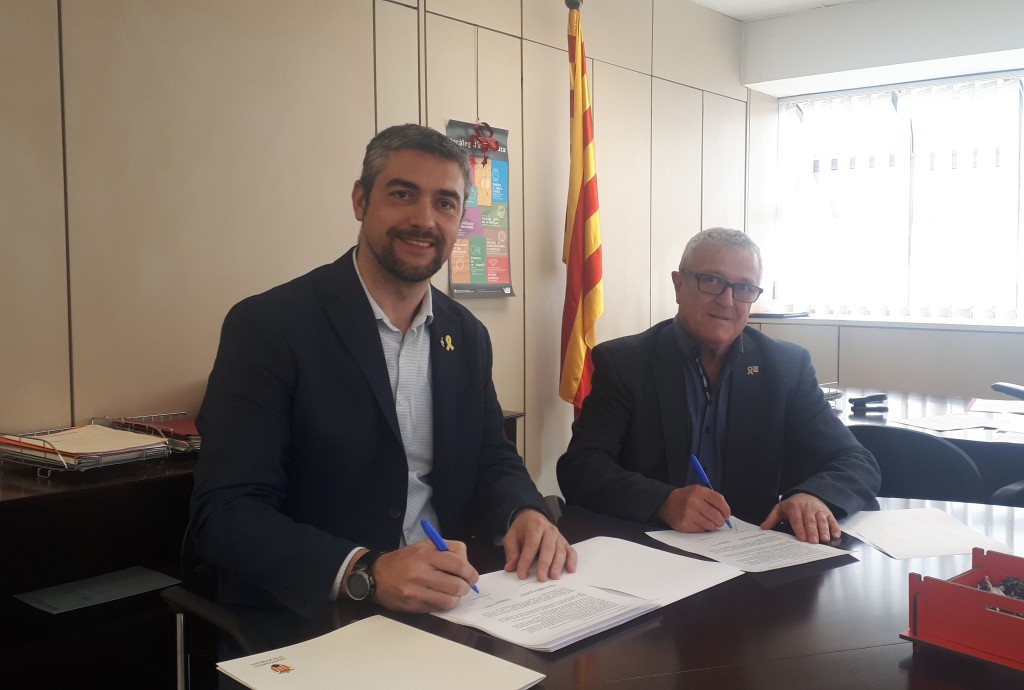 Bernat Solé i Ramon Simon signant el conveni.