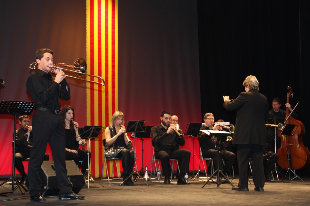 El Guanyador de la beca tocant amb la Bellpuig Cobla