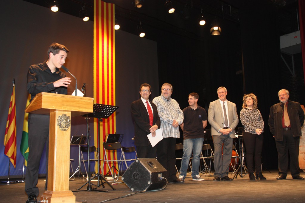 El Guanyador en el moment del lliurament de la beca