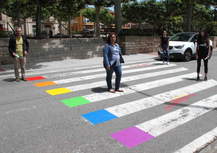 L’Ajuntament de Tàrrega pinta els colors de la bandera LGBTI en dos passos de vianants