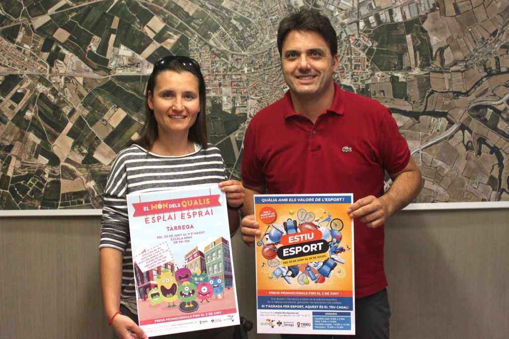 El regidor de l’Àrea de Polítiques de la Ciutadania, Jaume Folguera, i la coordinadora dels casals d’estiu, Clara López, mostren els cartells de les activitats