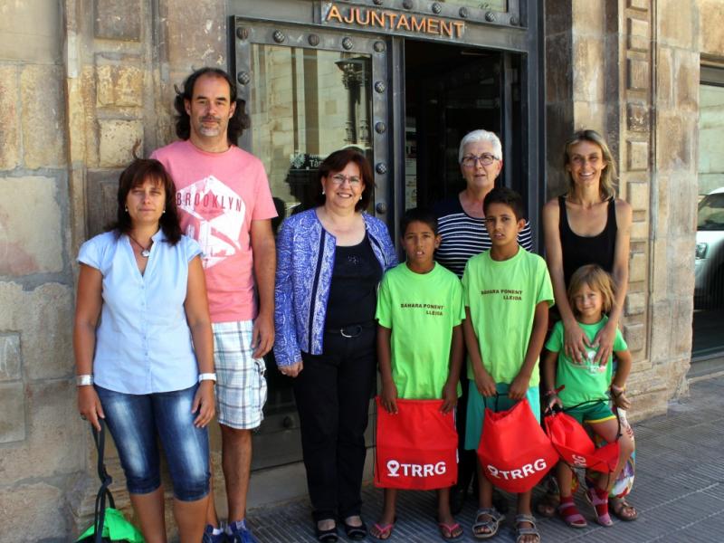 Els infants sahrau&iacute;s davant la Casa Consistorial, amb les autoritats i les fam&iacute;lies acollidores