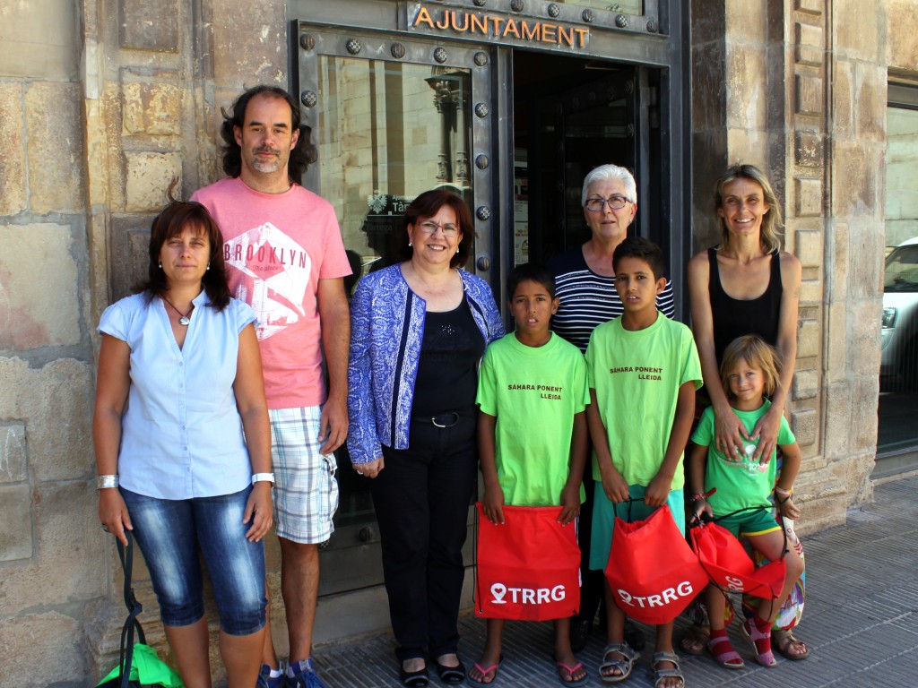 Els infants sahrauís davant la Casa Consistorial, amb les autoritats i les famílies acollidores