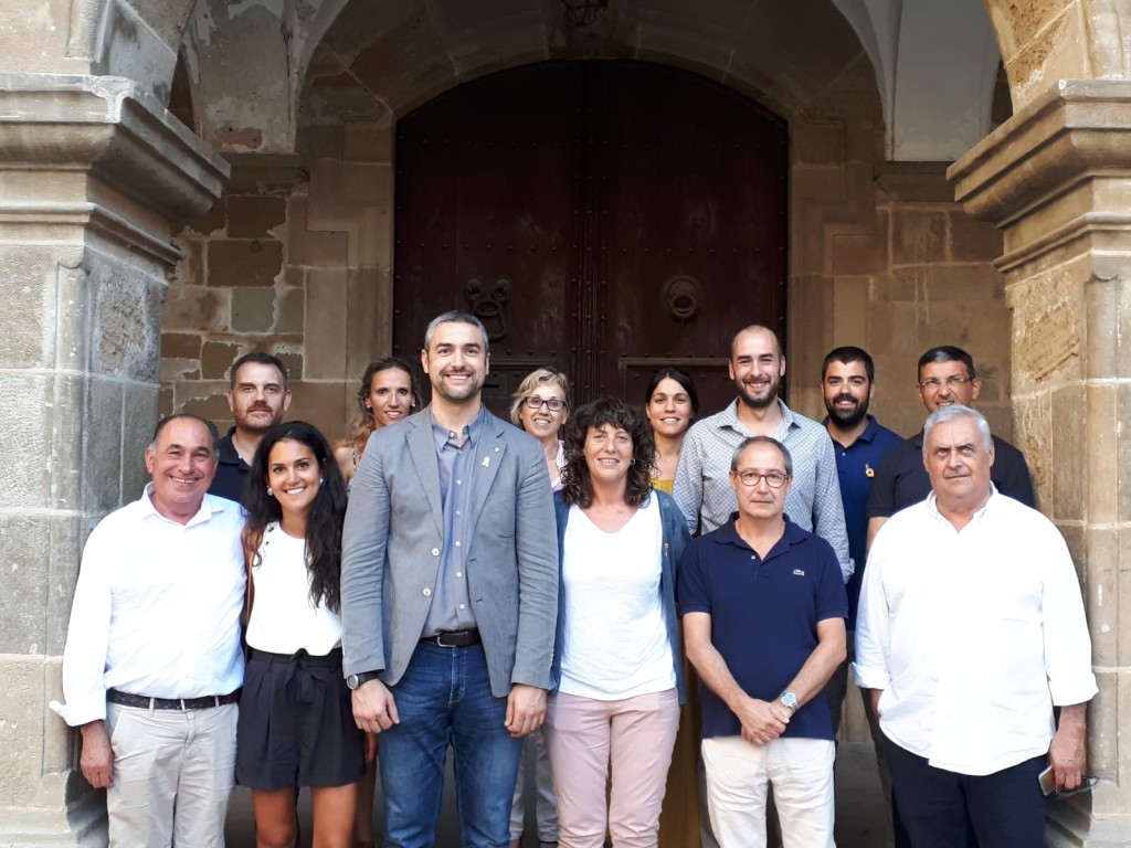 Foto conjunta amb el consistori i els representantsa de les empreses de torrons