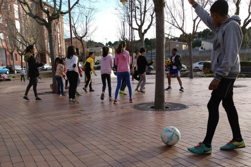 IMATGE D'ARXIU &middot; Joves en espais p&uacute;blics de T&agrave;rrega