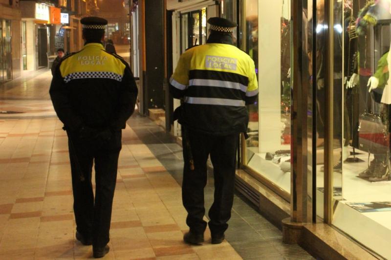 IMATGE D'ARXIU &middot; Patrulla a peu de la Policia Local per l'eix comercial del centre