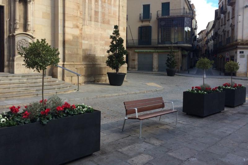 IMATGE D'ARXIU &middot; Vista de la pla&ccedil;a Major de T&agrave;rrega, on s'aprecia les diferents tipologies actuals de ferm