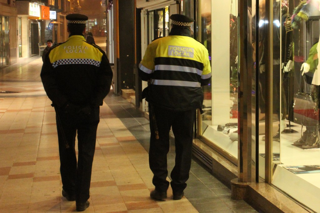 IMATGE D'ARXIU · Patrulla a peu de la Policia Local per l'eix comercial del centre