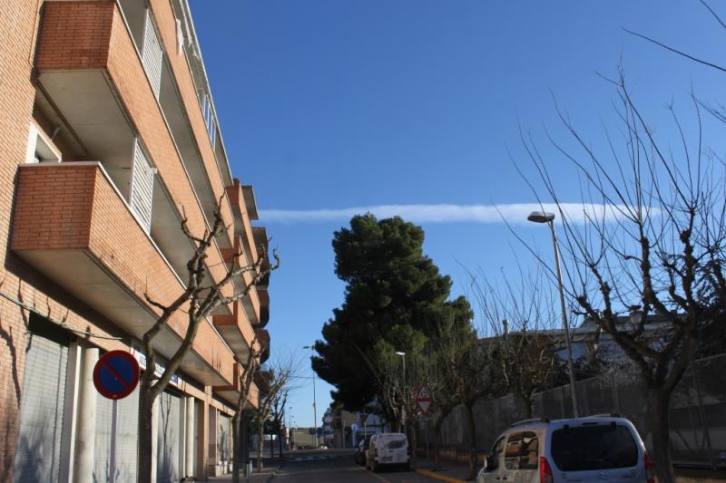 Imatge del Carrer del Raval de Sant Agust&iacute; amb els habitatges afectats i l'IES Manuel de Pedrolo