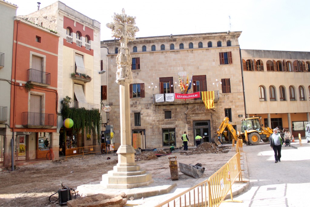 Imatges de les obres a la plaça major, avui dimarts, amb la creu de terme