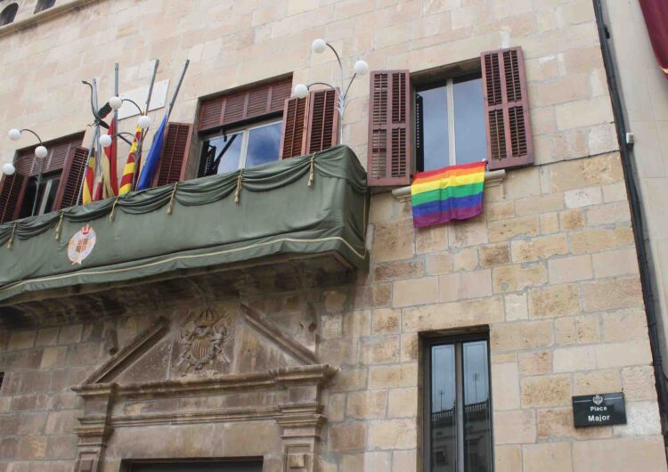L’Ajuntament de Tàrrega posa la bandera multicolor amb motiu del Dia Internacional contra la LGTBI-fòbia