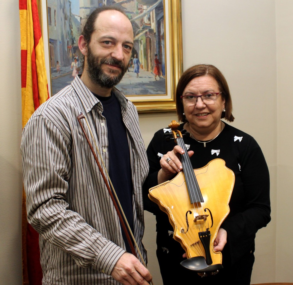 L'alcaldessa de Tàrrega, Rosa Maria Perelló, i el luthier Ramon Elias