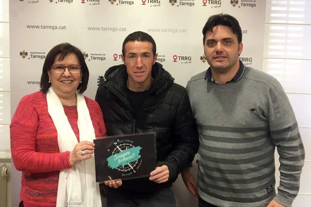 L'atleta Raül Arenas amb l'alcaldessa Rosa Maria Perelló i el regidor Jaume Folguera
