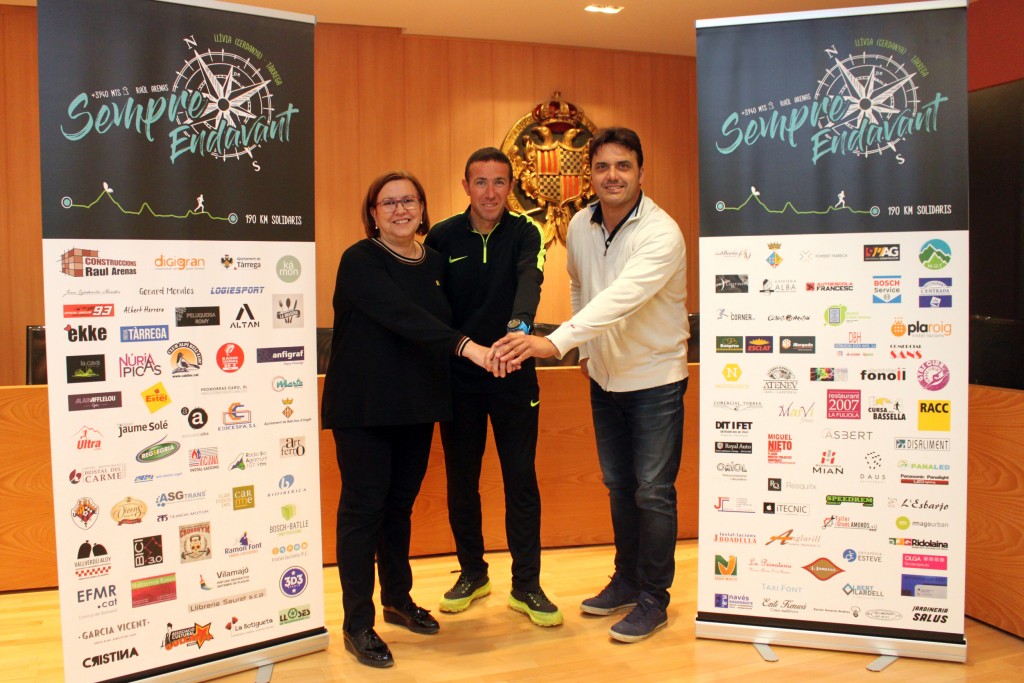 L'atleta Raül Arenas amb l'alcaldessa i el regidor d'Esports de Tàrrega