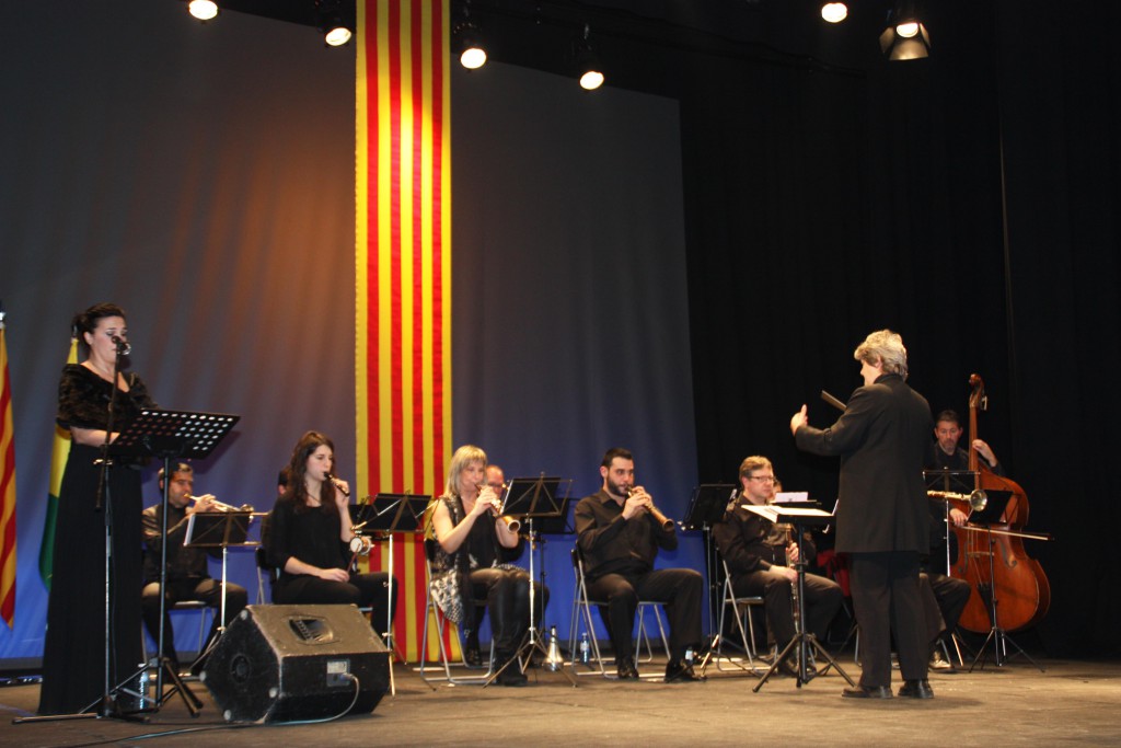Mezzosoprano Marta Valero cantant amb la Bellpuig Cobla
