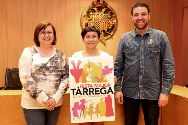Miriam Paredes S&aacute;nchez mostra el seu cartell guanyador amb l&rsquo;alcaldessa Rosa Maria Perell&oacute; i el regidor de Cultura, Ra&uuml;l Palacios
