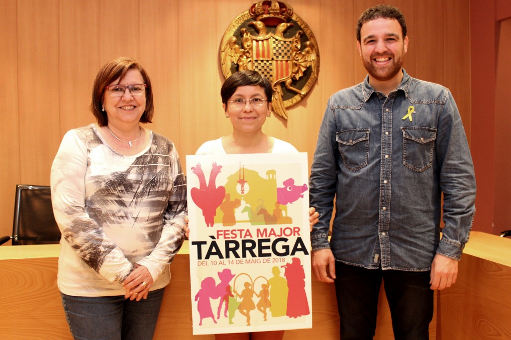 Miriam Paredes Sánchez mostra el seu cartell guanyador amb l’alcaldessa Rosa Maria Perelló i el regidor de Cultura, Raül Palacios
