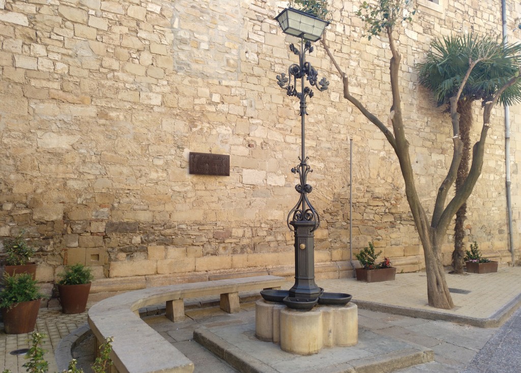 Nou aspecte de la plaça de Lluís Millet, amb la font restaurada