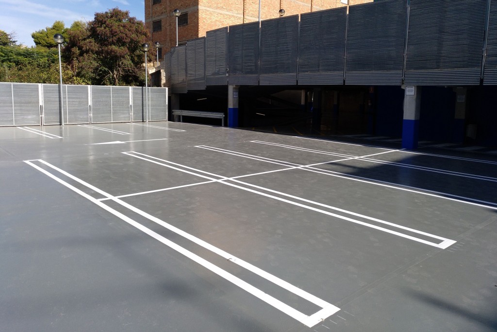 Nou revestiment de pintura al pàrquing municipal de l'avinguda de Catalunya (1)
