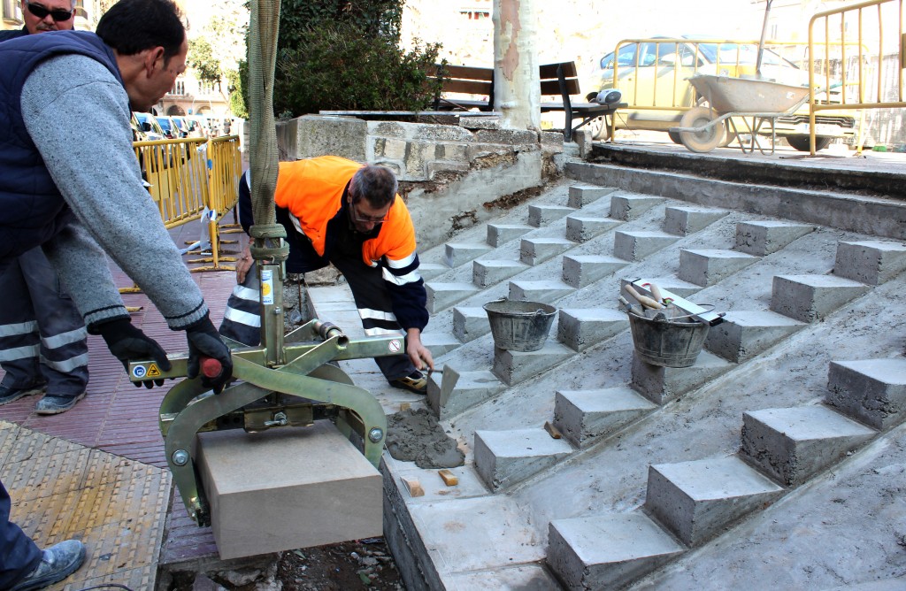 Renovació d'escales a la plaça del Carme aquesta setmana, efectuats amb ajut del programa Treball i Formació