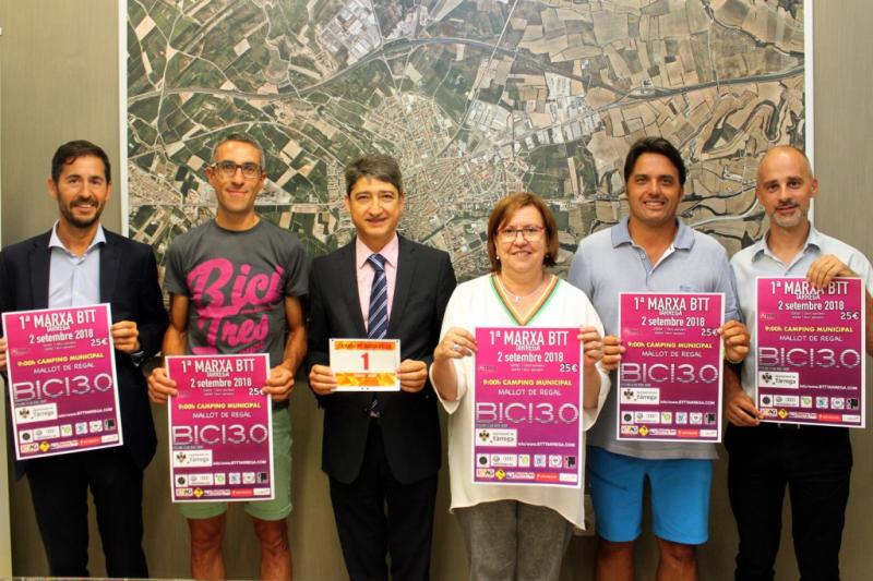 Representants de la 1a Marxa BTT T&agrave;rrega amb l'alcaldessa i el regidor d'Esports