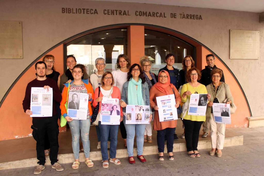Representants de les entitats impulsores de la iniciativa davant la Biblioteca Comarcal de Tàrrega