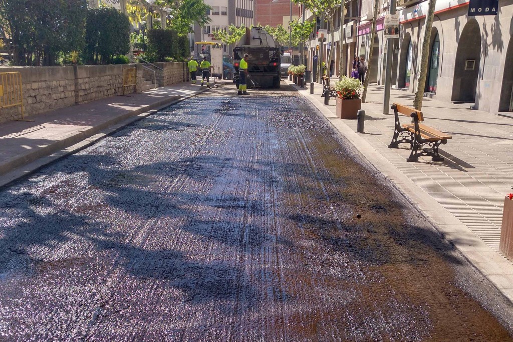 Treballs de renovació de l'asfalt a la plaça del Carme de Tàrrega, avui dijous (1)