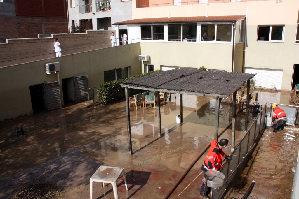 Imatge del pati de l'interior de la residència geriàtrica Ribera del Sió d'Agramunt amb Bombers treballant per retirar aigua, el 3 de novembre 2015. (Horitzontal)