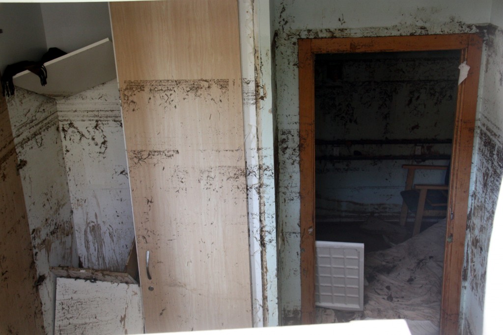 Imatge de l'interior d'una de les habitacions inundades del semisoterrani de la residència geriàtrica d'Agramunt, el 4 de novembre de 2015. (Horitzontal)