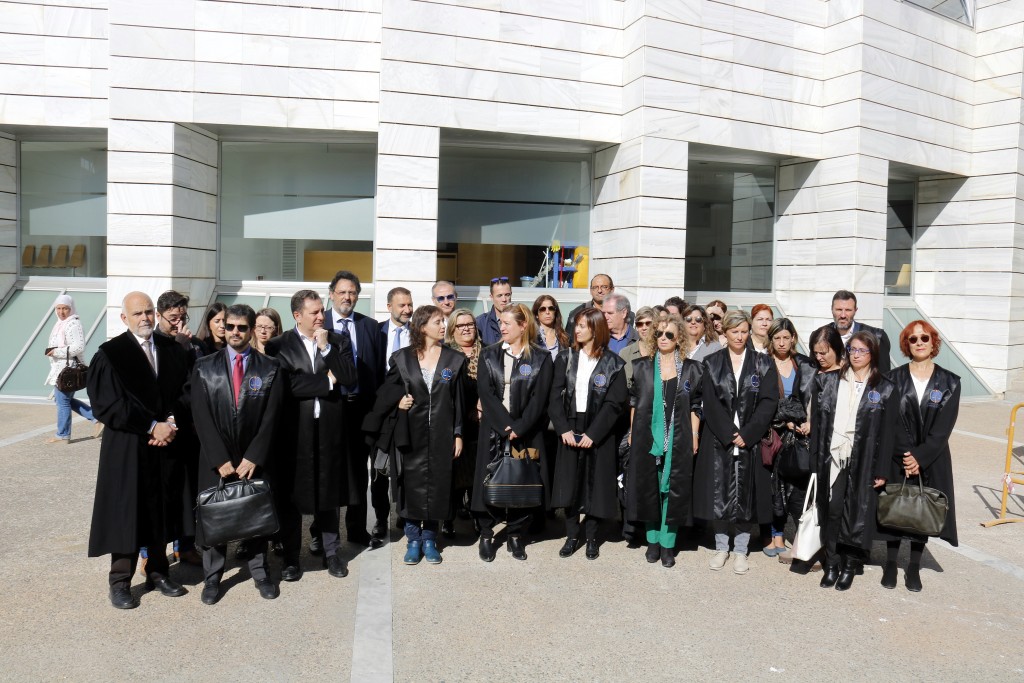 Pla obert on es pot veure una quarantena d'advocats concentrats a Lleida per rebutjar l'empresonament del vicepresident i consellers del Govern, el 3 de novembre de 2017. (Horitzontal)