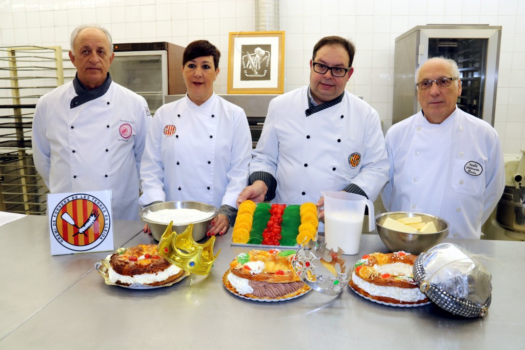 Representants dels gremis de forners i de pastissers de Lleida, mostrant tres tortells de reis artesans. Imatge del 28 de desembre del 2017. (Horitzontal)
