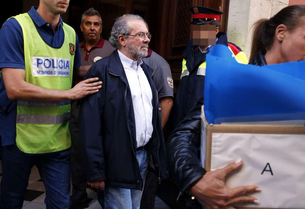Pla mig on es pot veure el moment que s'emporten detingut al president de la Diputació de Lleida, Joan Reñé, el 2 d'octubre de 2018. (Horitzontal)