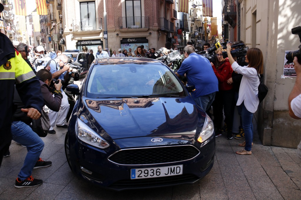 Moment en què un vehicle policial s'emporta detingut al president de la Diputació de Lleida, Joan Reñé, davant l'expectació mediàtica. Imatge del 2 d'octubre de 2018. (Horitzontal)