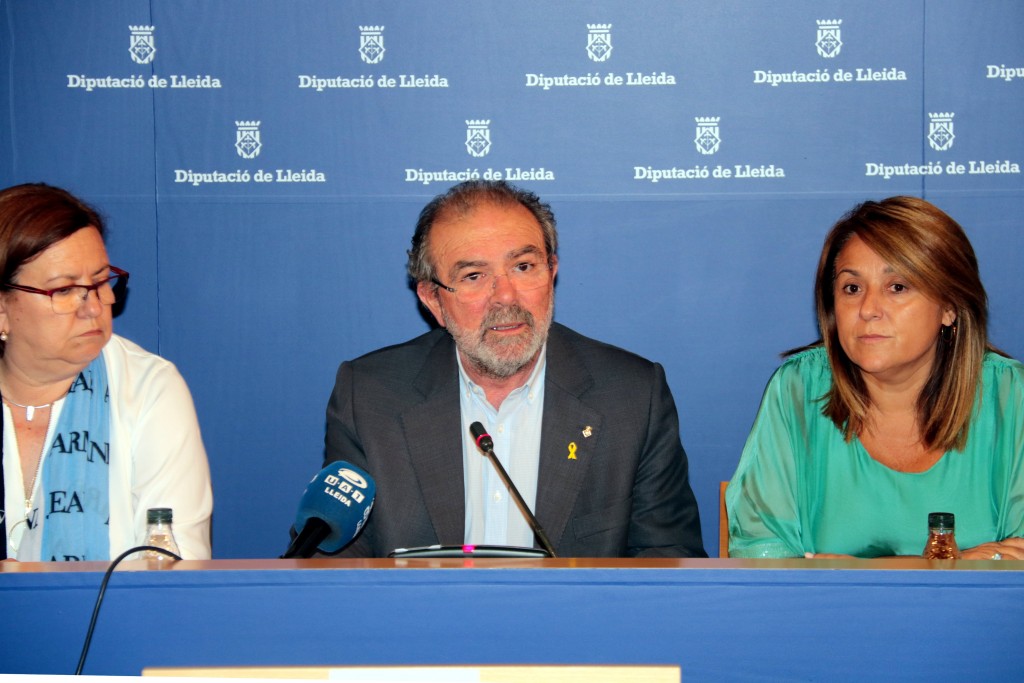 Pla mig del president de la Diputació de Lleida, Joan Reñé, acompanyat durant la seva compareixença per les vicepresidentes, Rosa Maria PErelló i Rosa Pujol. Imatge del 2 d'octubre del 2018. (Horitzontal)