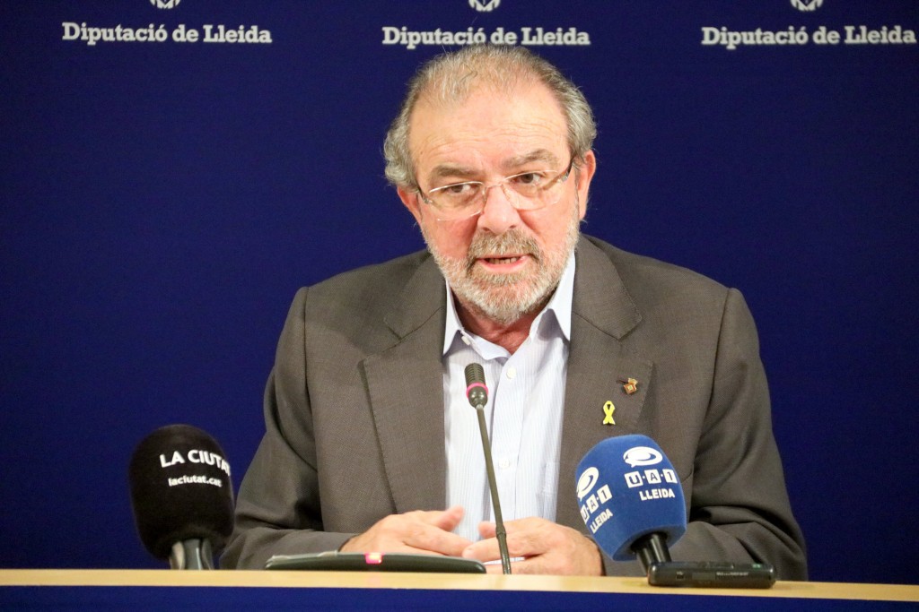 El president de la Diputació de Lleida, Joan Reñé, durant la roda de premsa en què ha presentat la seva dimissió públicament. Imatge de l'11 d'octubre de 2018. (Horitzontal)