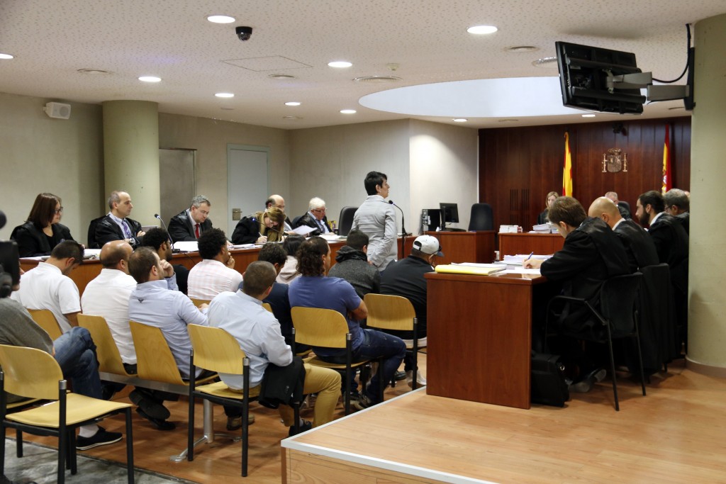 La sala de l'Audiència de Lleida que ha començat a jutjar 15 persones acusades de dos assalts violents a una masia de la Segarra, mentre declara l'exdona del propietari de la casa. Imatge del 16 d'octubre de 2018. (Horitzontal)