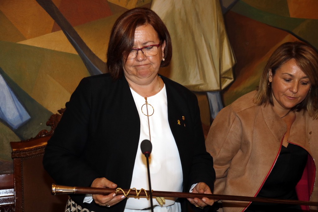 Pla mitjà on es pot veure la presidenta de la Diputació de Lleida, Rosa Maria Perelló, amb posat seriós després de ser investida i amb la vara de presidència, el 18 d'octubre de 2018. (Horitzontal)