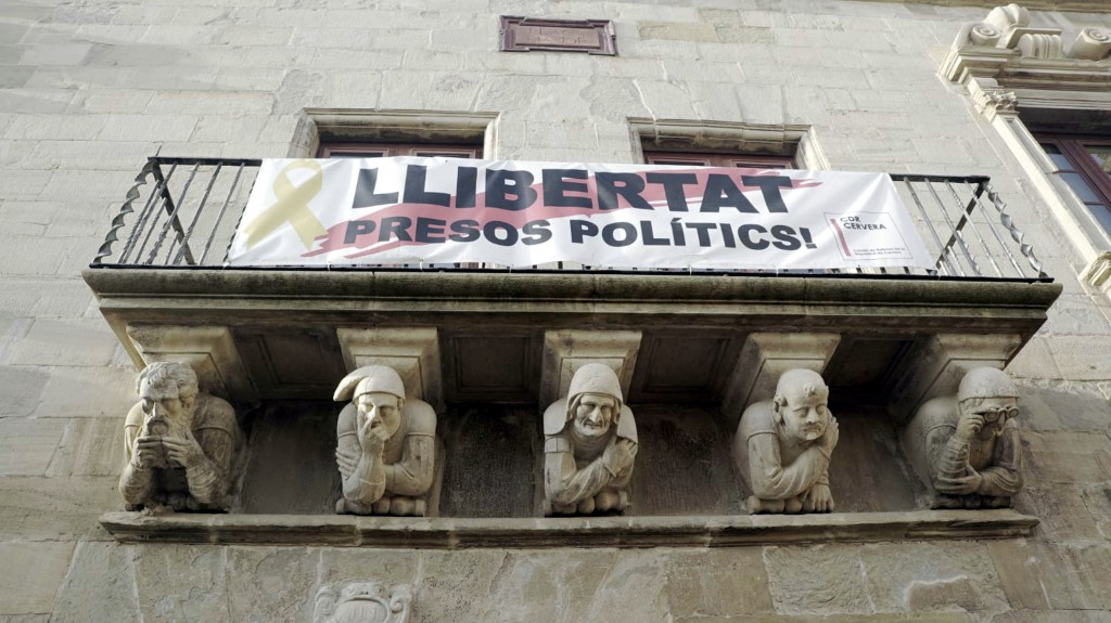 Imatge de part de la façana de l'Ajuntament de Cervera on penja la pancarta de "Llibertat presos polítics" feta en el marc de Cervera Vila del Llibre. El 10 de novembre de 2018. (Horitzontal)