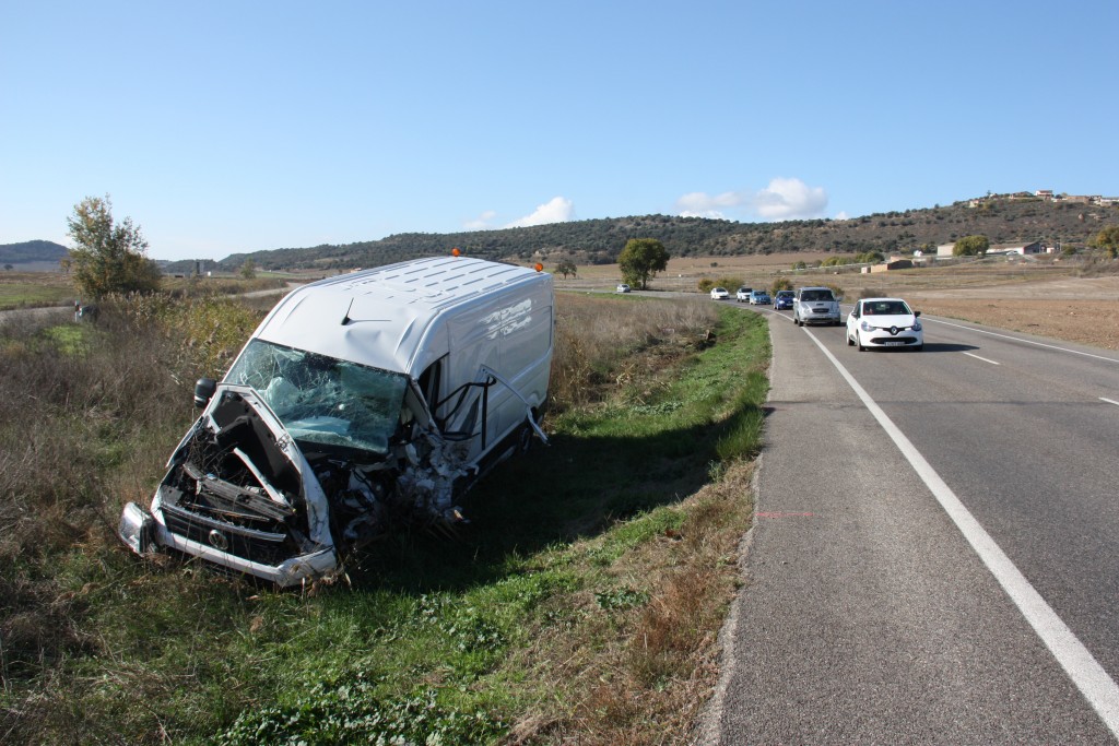 Pla general de l'estat de la furgoneta que s'ha vist implicada en un accident mortal a la carretera C-26 al seu pas per Foradada (Noguera), el 16 de novembre de 2018 (Horitzontal).