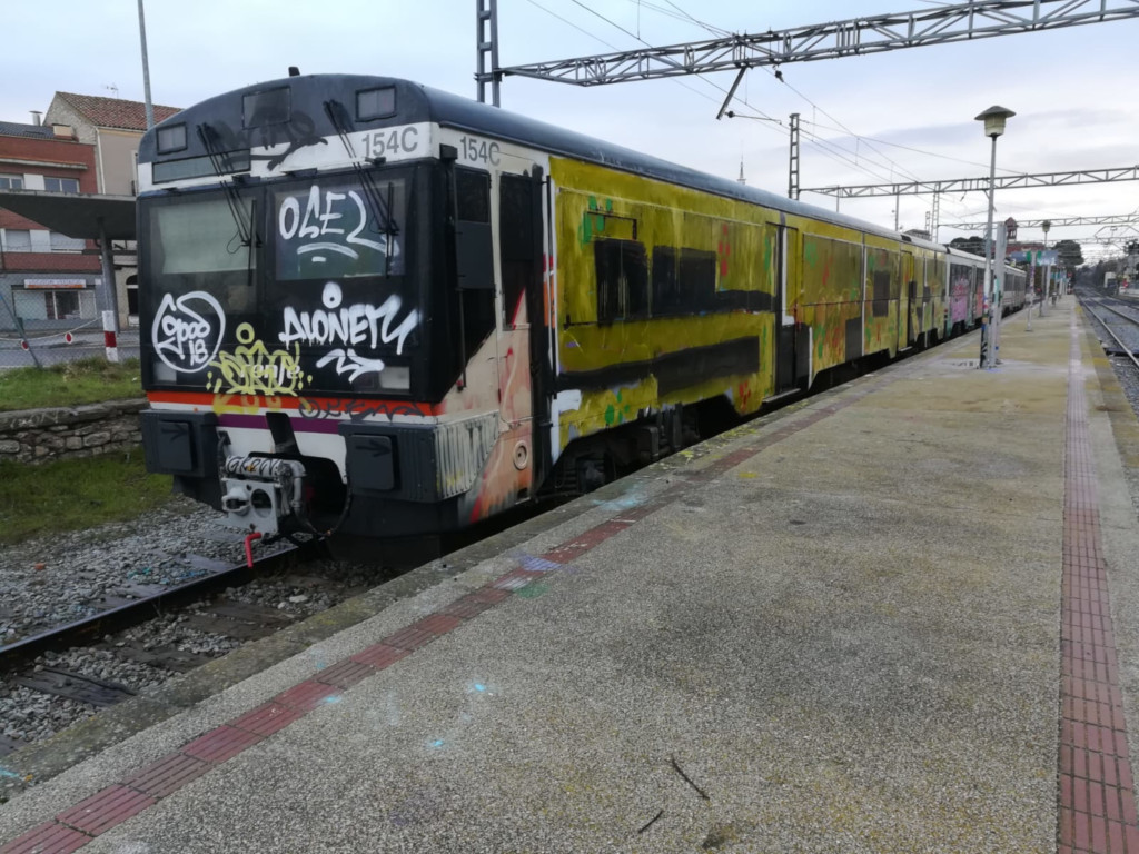Tren pintat completament pels grafiters a l'estació de Cervera. Imatge del 25 de novembre del 2018. (Horitzontal)
