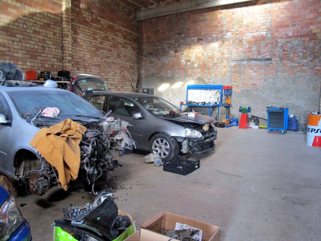 El magatzem que actuava de taller il·legal a la Segarra, amb dos dels vehicles que es reparaven. Imatge del 5 de desembre de 2018. (Horitzontal)