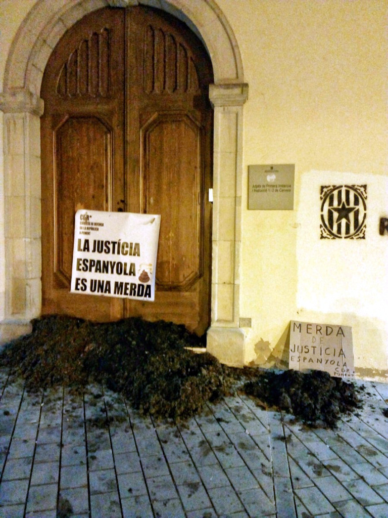 Fems escampats pels CDR i una pancarta, a les portes dels jutjats de Cervera. Imatge del 12 de desembre de 2018. (Vertical)