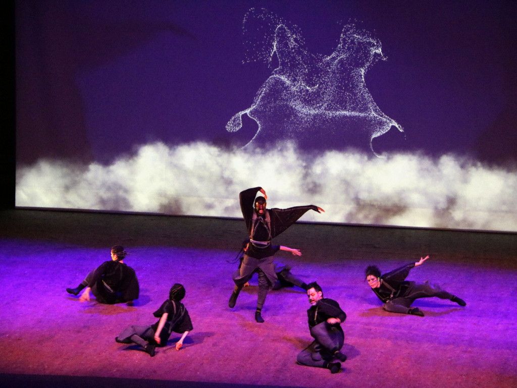 Imatge d'un moment de l'espectacle MEM que ha inaugurat Cervera, Capital de la Cultura Catalana, en què un grup de ballarins ha simulat diversos balls. El 19 de Gener de 2019. (Horitzontal)