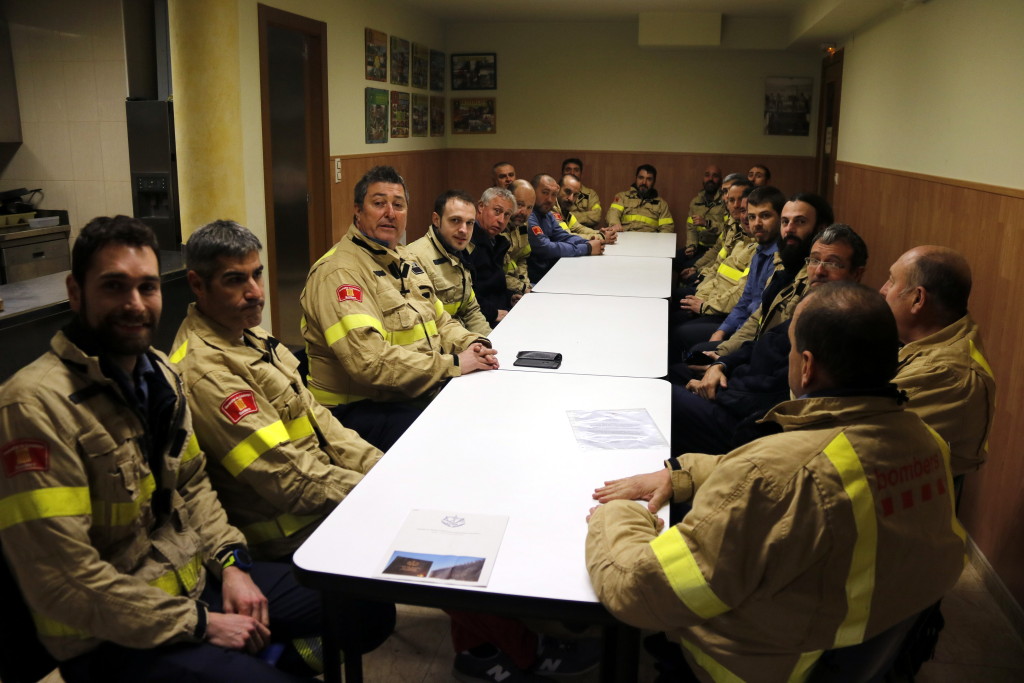 Pla general on es pot veure un moment de l'assemblea de Bombers voluntaris de Lleida al parc d'Agramunt, el 21 de gener de 2019. (Horitzontal)